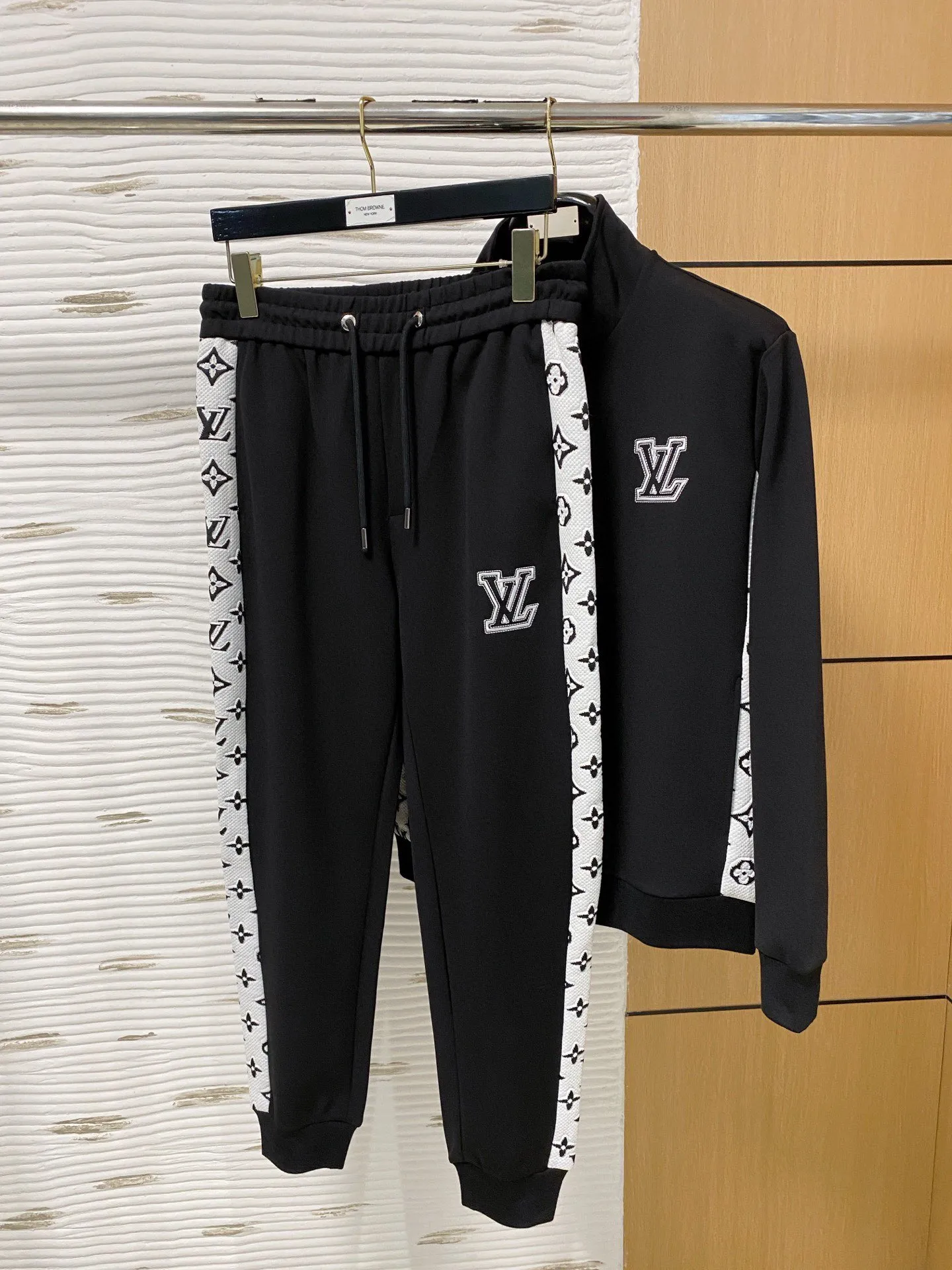 🅿️720 [LV Louis Vuitton] hot-selling suit is coming. Focus on the original version of the official website. 2025 new hot-selling cardigan and sweatshirt suit. The original order is the best. 🇭🇰The meticulous work of top designers. It has a fitting and perfect upper body effect. All-natural high-quality Tencel Roman cotton 100%, close-fitting comfort, noble and elegant! Original hardware embodies elegance and nobility! Counter size: M-3XL (maximum wear up to 190 pounds)